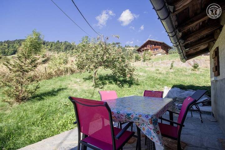 Location de vacances pour 2 personnes, avec balcon ainsi que piscine et jardin à Hauteluce