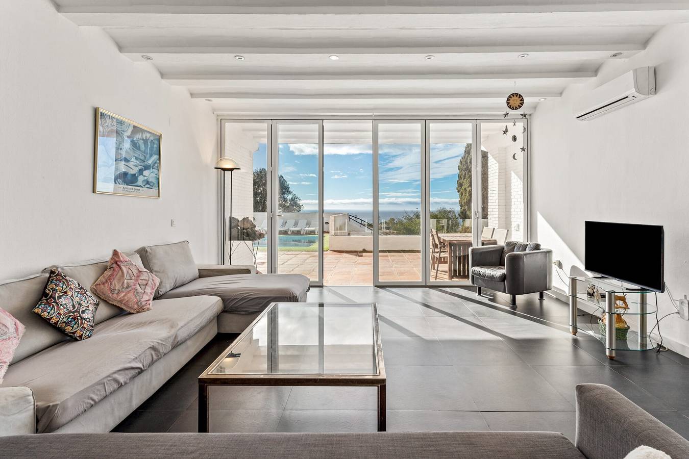 Villa "Casa Green" avec vue sur mer, piscine, Wi-Fi, A/C, terrasse et jardin in Urbanizacion Calahonda, Mijas