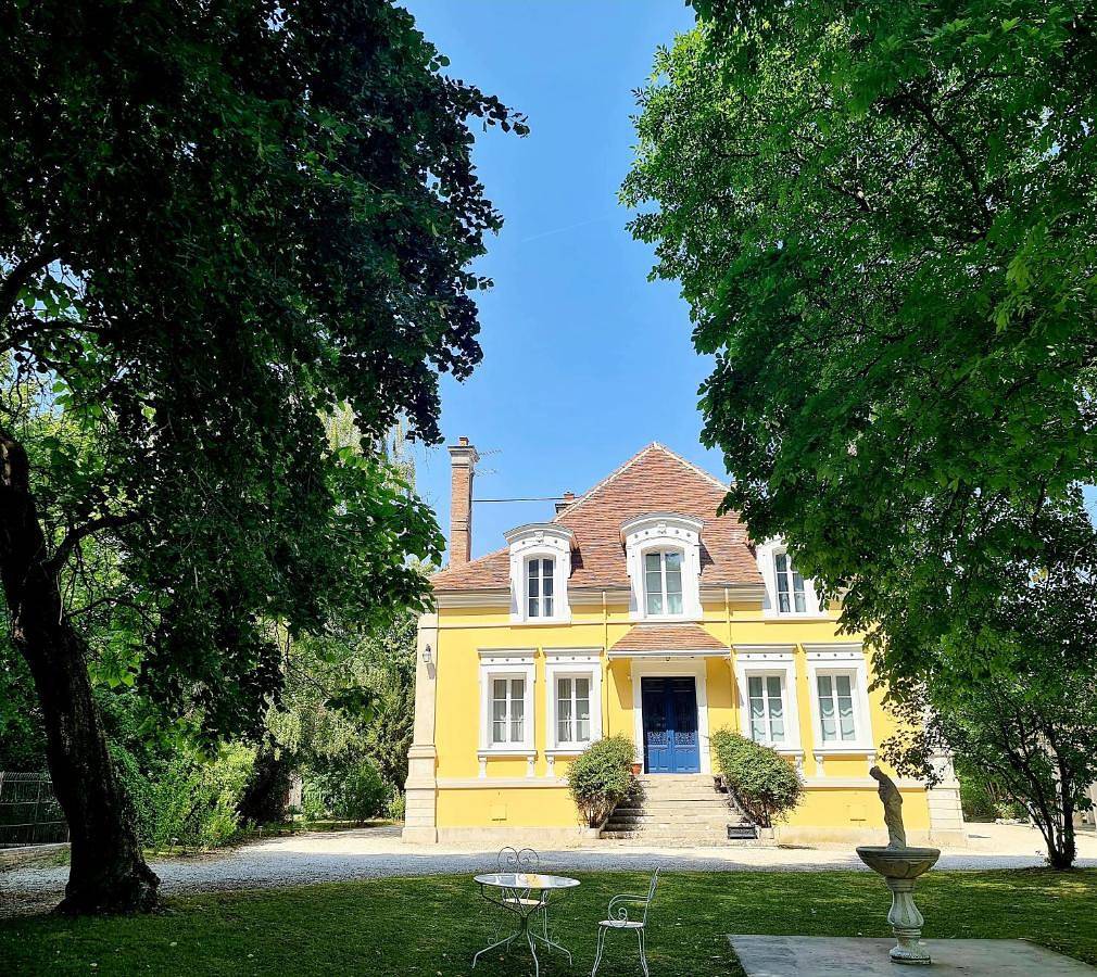 Queen Room with Garden View in Lusigny-sur-Barse, Parc naturel régional de la Forêt d'Orient