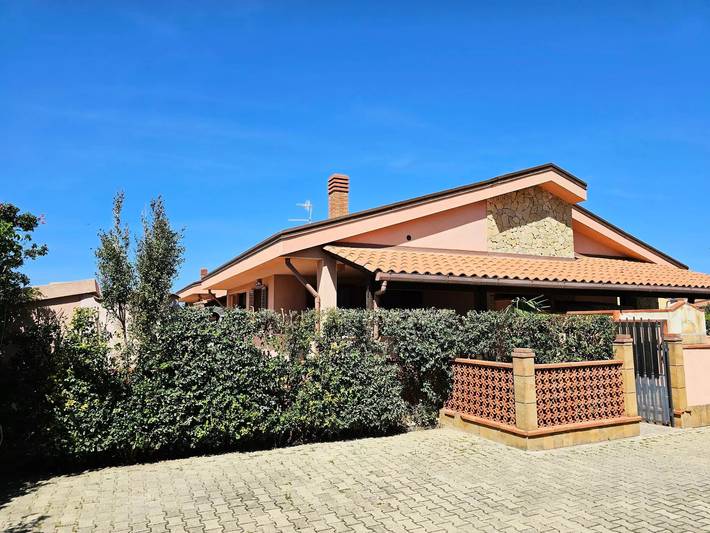 Location de vacances pour 7 personnes, avec jardin à Campofelice di Roccella