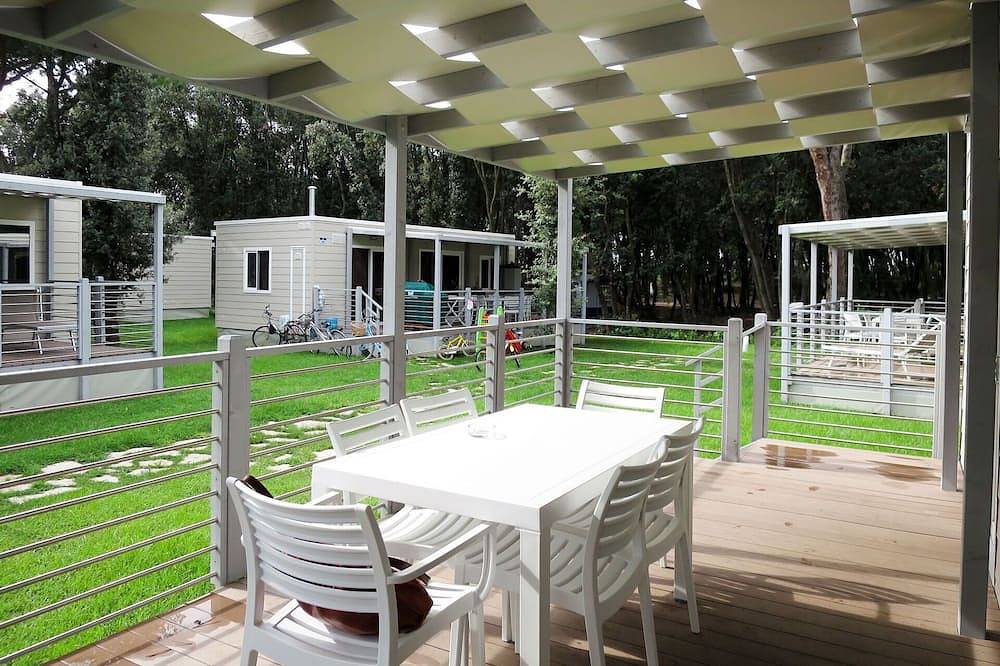 Nice apartment in villa for 6 guests with A/C, Wifi, pool, Tv, patio and parking in Baia Domizia, Caserta Province