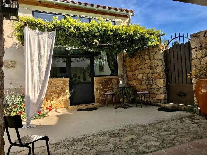 Gîte pour 2 personnes, avec piscine ainsi que vue et jardin, adapté aux familles à Grans - 3