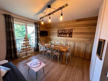 Gîte pour 8 personnes, avec vue ainsi que jardin et piscine dans Lac Pavin