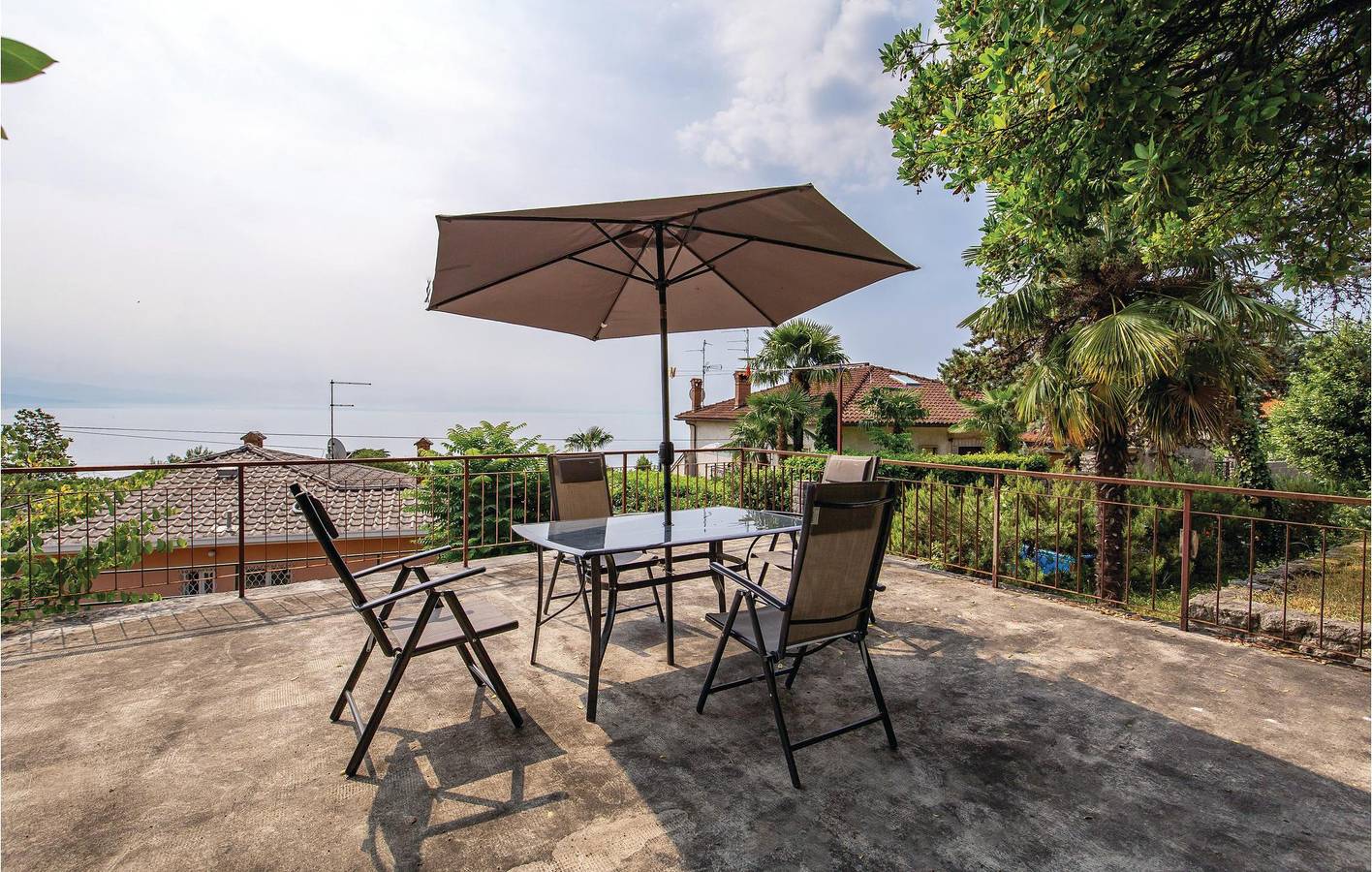 Appartement spacieux avec terrasse, garage et Wi-Fi - À 1,5 km de la plage in Opatija Riviera