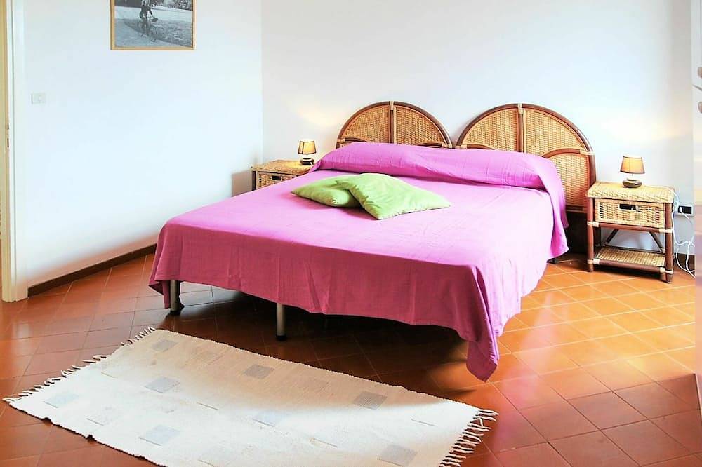 Beautiful private villa for 7 guests with A/C, Wifi, Tv, terrace, pets allowed and parking in Gaeta, Latina Province