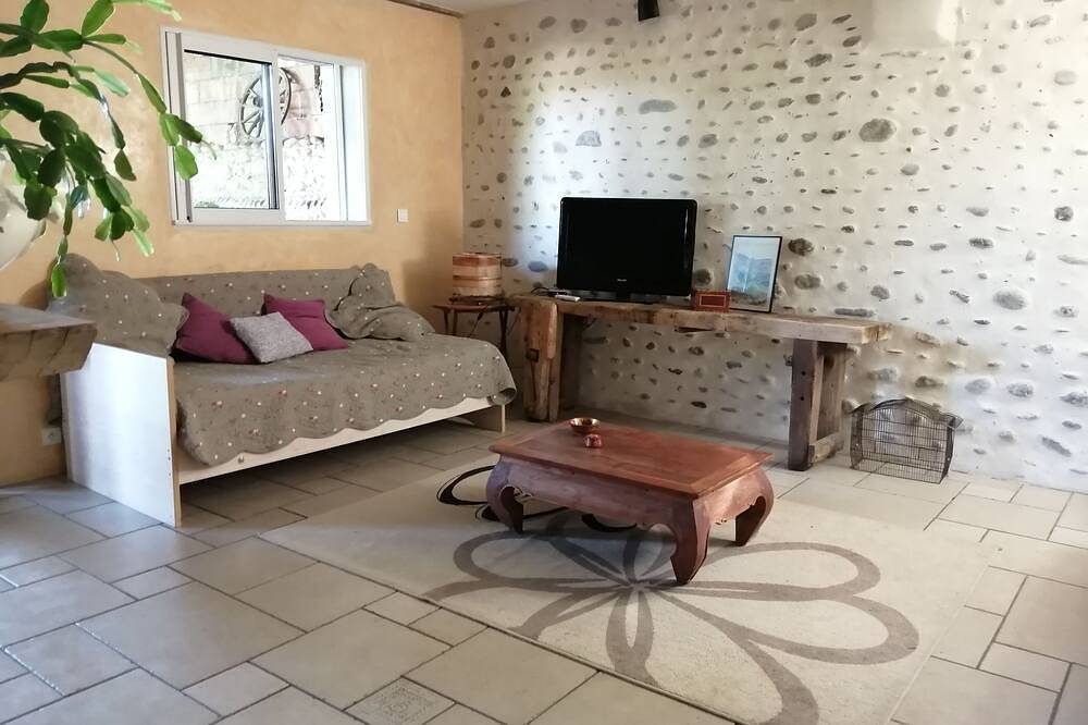 Notre gîte les saoumettes vous accueille devant la chaîne des Pyrénées in Laloubère, Hautes-Pyrénées