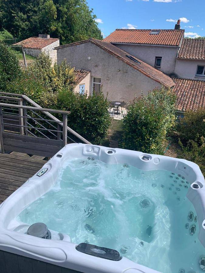 Location de vacances pour 6 personnes, avec Terrasse et Jacuzzi ainsi que Jardin et Piscine à Chalandray