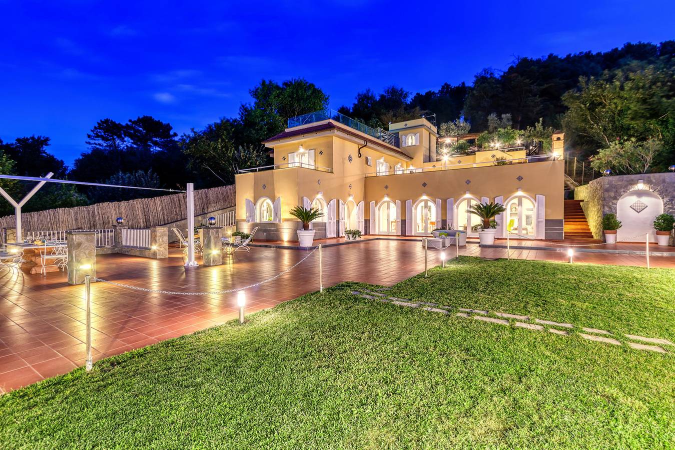 Amore Rentals -Villa Eva con Piscina, Spa, Terrazzi, Vista Mare, Parcheggio e Aria Condizionata in Sorrento, Napoli e dintorni