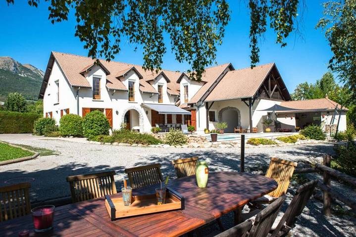 Maison d’hôte pour 5 personnes, avec vue ainsi que jardin et piscine dans Hautes-Alpe