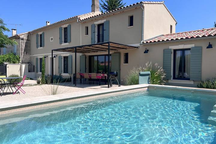 Location de vacances pour 8 personnes, avec terrasse et jardin à Fontvieille - 2