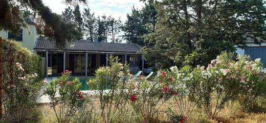 Gîte pour 6 personnes, avec terrasse ainsi que vue et piscine à Meynes
