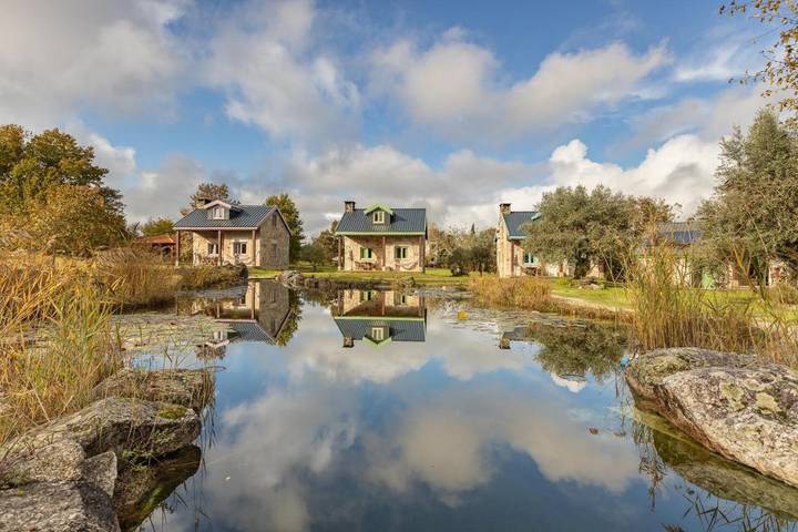 Casa rural para 6 personas, con jardín y vistas además de vistas al lago y piscina, Se admiten mascotas - 1
