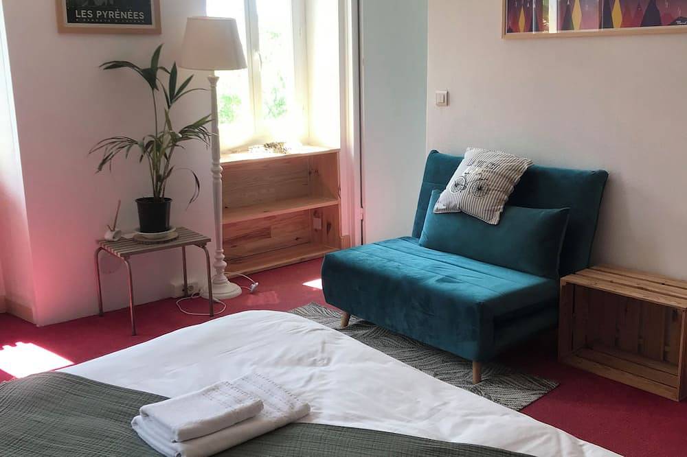 Maison de 6 chambres avec piscine, petits-déjeuners inclus, massages, yoga, parc in Gan, Béarn