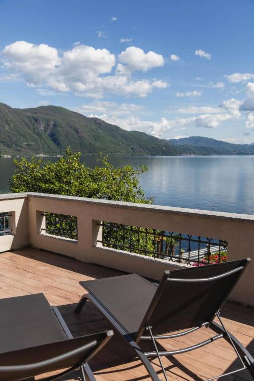 Room 'Camilla' with Private Terrace, Shared Garden and Wi-Fi in Comune di Cannobio, Lago Maggiore (Piemonte)