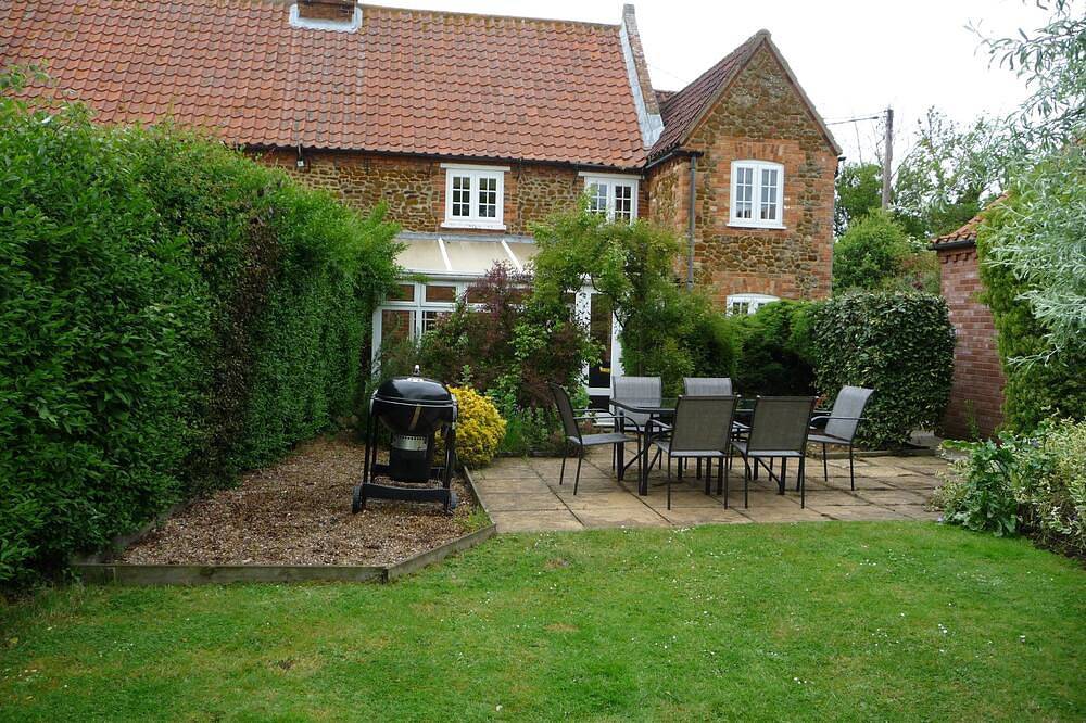 Brick and flint pet friendly cottage a short walk to sandy beach and pub in Holme-next-the-Sea, Norfolk Coast