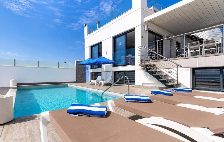 Beachside Paradise with Pool, Terrace, and Wifi in Torrox Costa, Torrox