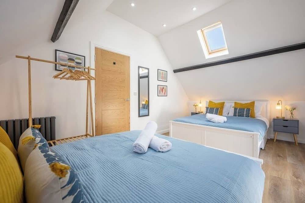 The Old School Sleeps 14 in Lymington, Hampshire