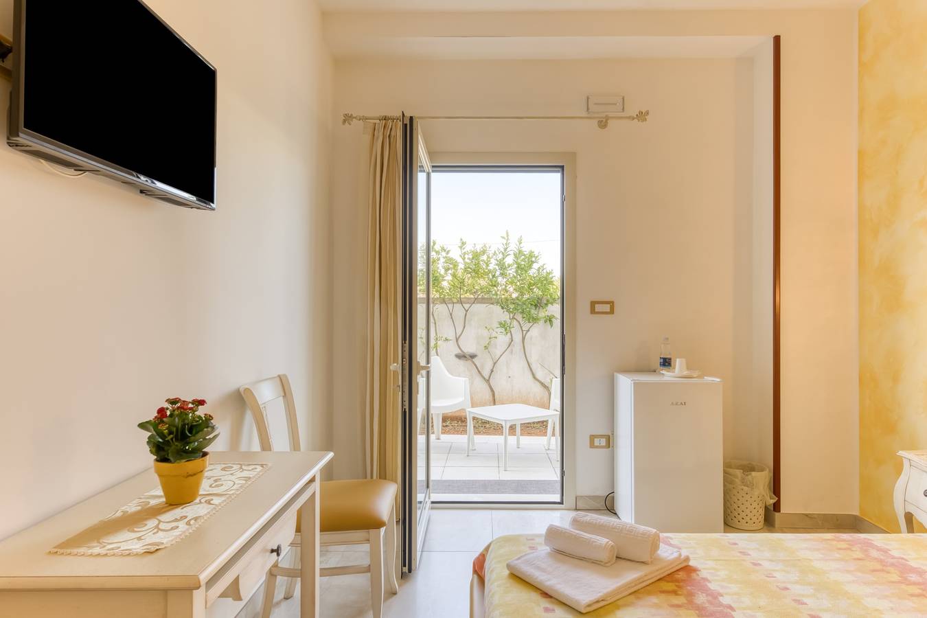 Bed and Breakfast 'Tallyho Calendula' con terrazza condivisa, Wi-Fi e aria condizionata in Salve, Golfo di Taranto