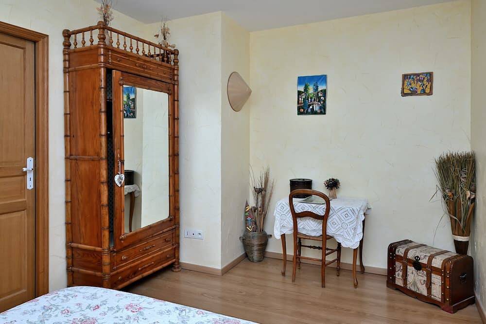 Bed and Breakfast 'Chambre Hellebores' con vistas a la montaña, terraza compartida y Wi-Fi in Guchen, Parque nacional de los Pirineos