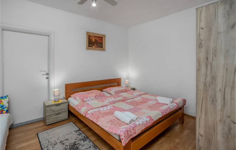 Charmante 62 m² große Wohnung mit Terrasse, WLAN und Parkplatz – 2 km bis zur Küste in Novi Vinodolski, Primorje-Gorski Kotar