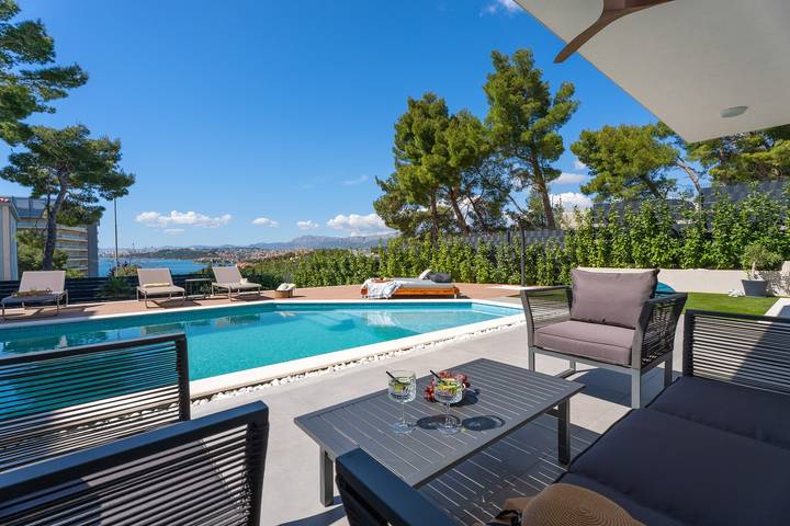 Ferienhaus für 11 Personen, mit Balkon/Terrasse und Pool sowie Sauna in Podstrana