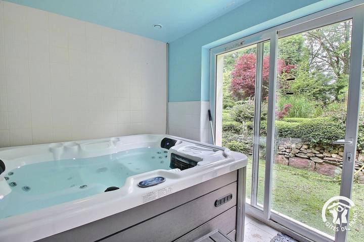 Gîte pour 11 personnes, avec jardin et jacuzzi, animaux acceptés à Mauron - 3