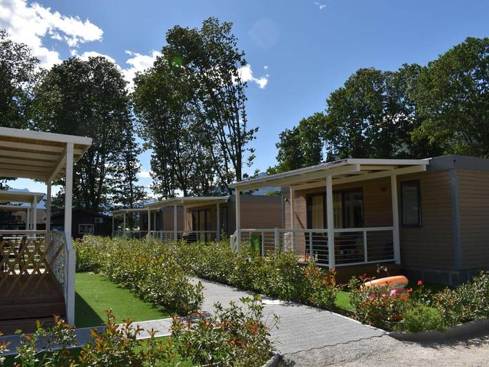 Bungalow para 5 personas, con jardín además de terraza y piscina en Suiza