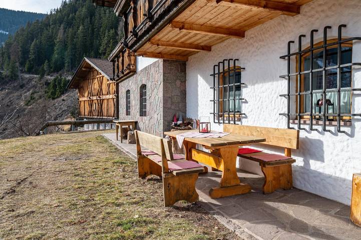 Entire apartment, Holiday Apartment "Thomasegg Hof Linde" with Mountain View, Shared Garden & Wi-Fi in Sarnvalley, Sarntal Alps