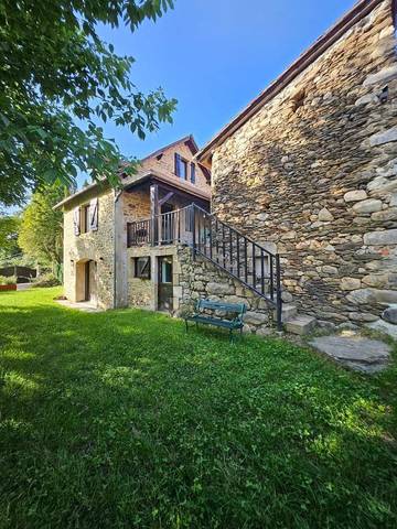 Gîte pour 6 personnes, avec vue ainsi que terrasse et jardin, animaux acceptés à Latouille-Lentillac