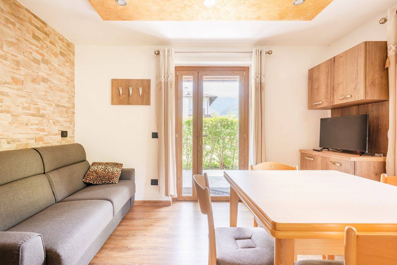 Ganze Wohnung, Casa Lucia Design mit privat Terrasse nur 100 vom Strand in Pieve di Ledro, Ledro