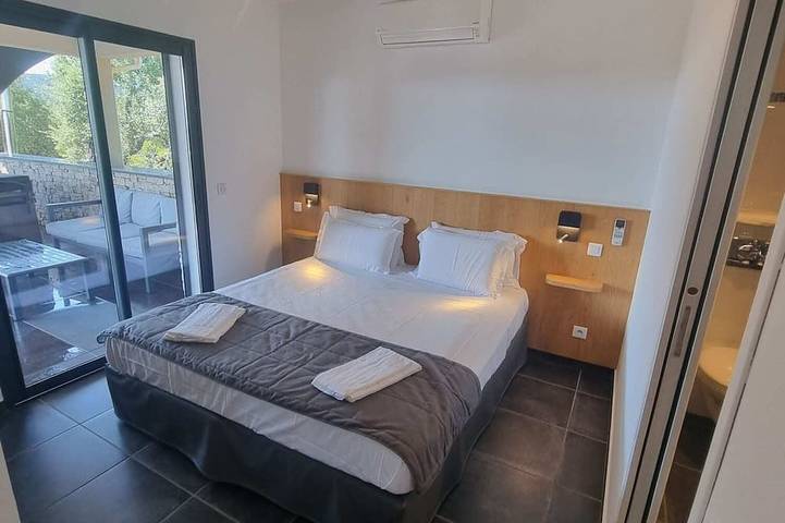 Apartamento entero, Casa 2, piscina 29 °, jacuzzi, vista al mar, playa 800 m, sauna hammam, río in Sainte-Lucie de Porto-Vecchio, Zonza