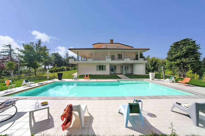 Agriturismo per 6 persone, con giardino e terrazza nonché piscina in Tavullia