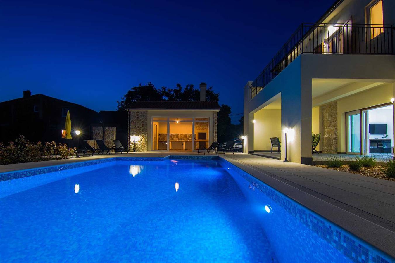 Villa Cedar mit großem Pool und Sommerküche in Gostinjac, Krk