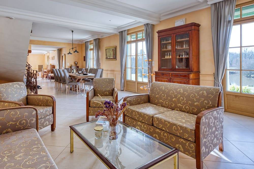 Château 5★ Mariage, anniversaire, séminaire..Piscine chauffée,sauna, billard,vin in Petit-Palais-et-Cornemps, Région de Libourne