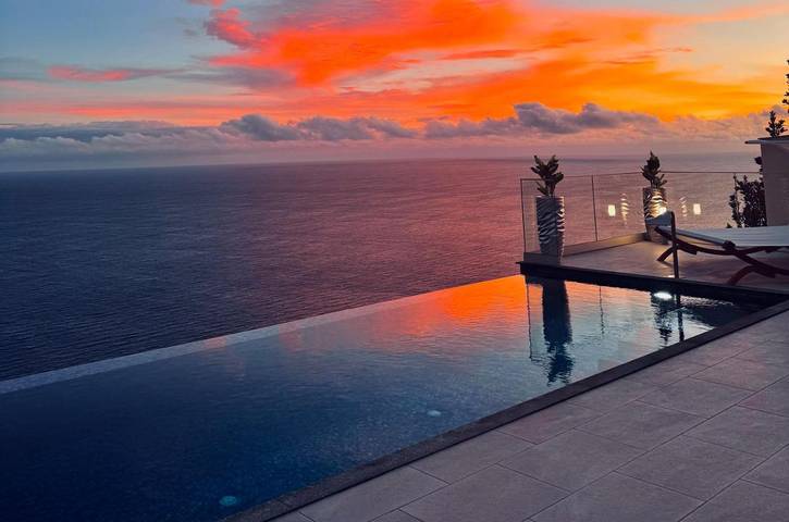 Villa para 6 pessoas, com varanda e piscina e ainda vista em Calheta