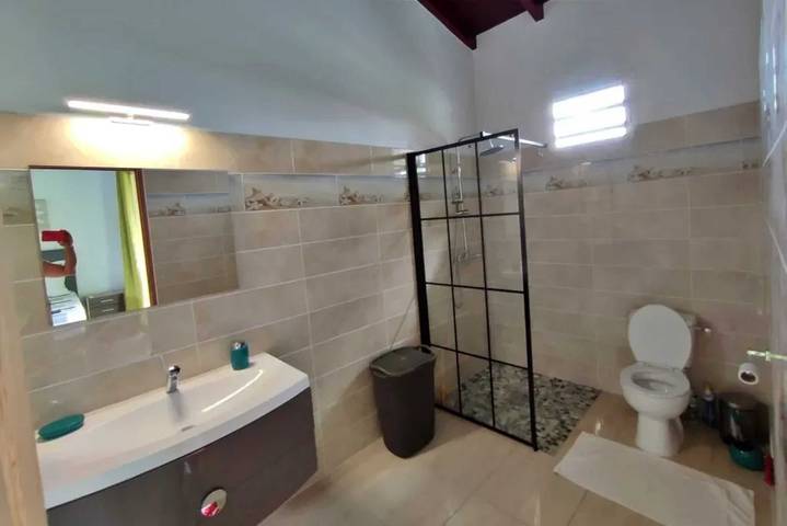 Ganzes Studio, Modernes Studio nahe Capesterre-Belle-Eau mit Pool in Capesterre-Belle-Eau, Guadeloupe