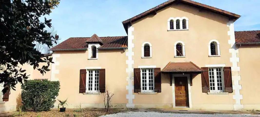 Location de vacances pour 12 personnes, avec Terrasse et Jardin ainsi que Piscine et Vue sur le lac à Annesse-et-Beaulieu