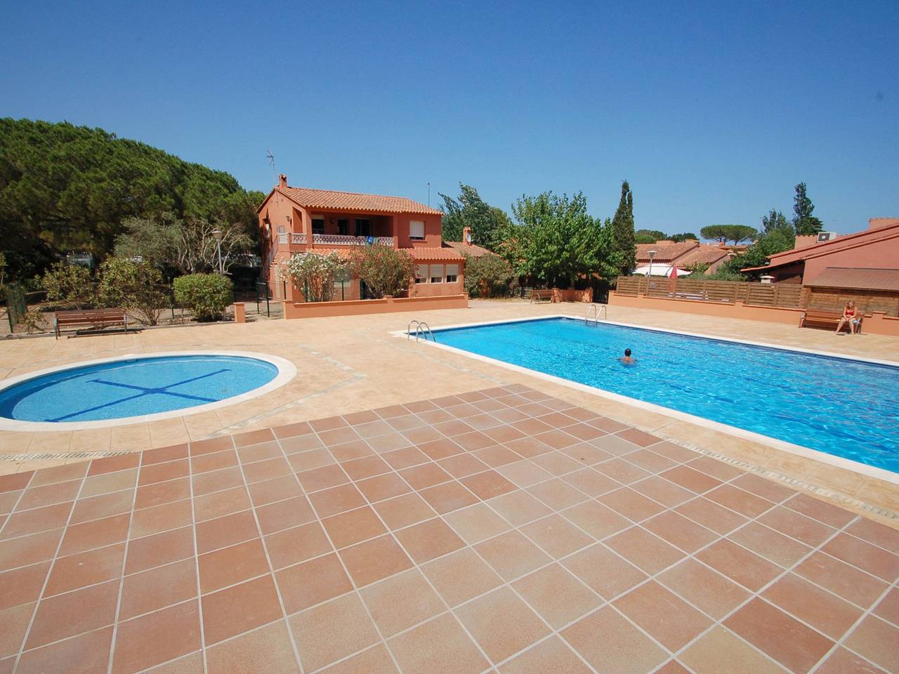Villa con Jardín y Piscina a 10 Minutos de la Playa en Torroella de Montgrí in Mas Pinell, Torroella de Montgrí