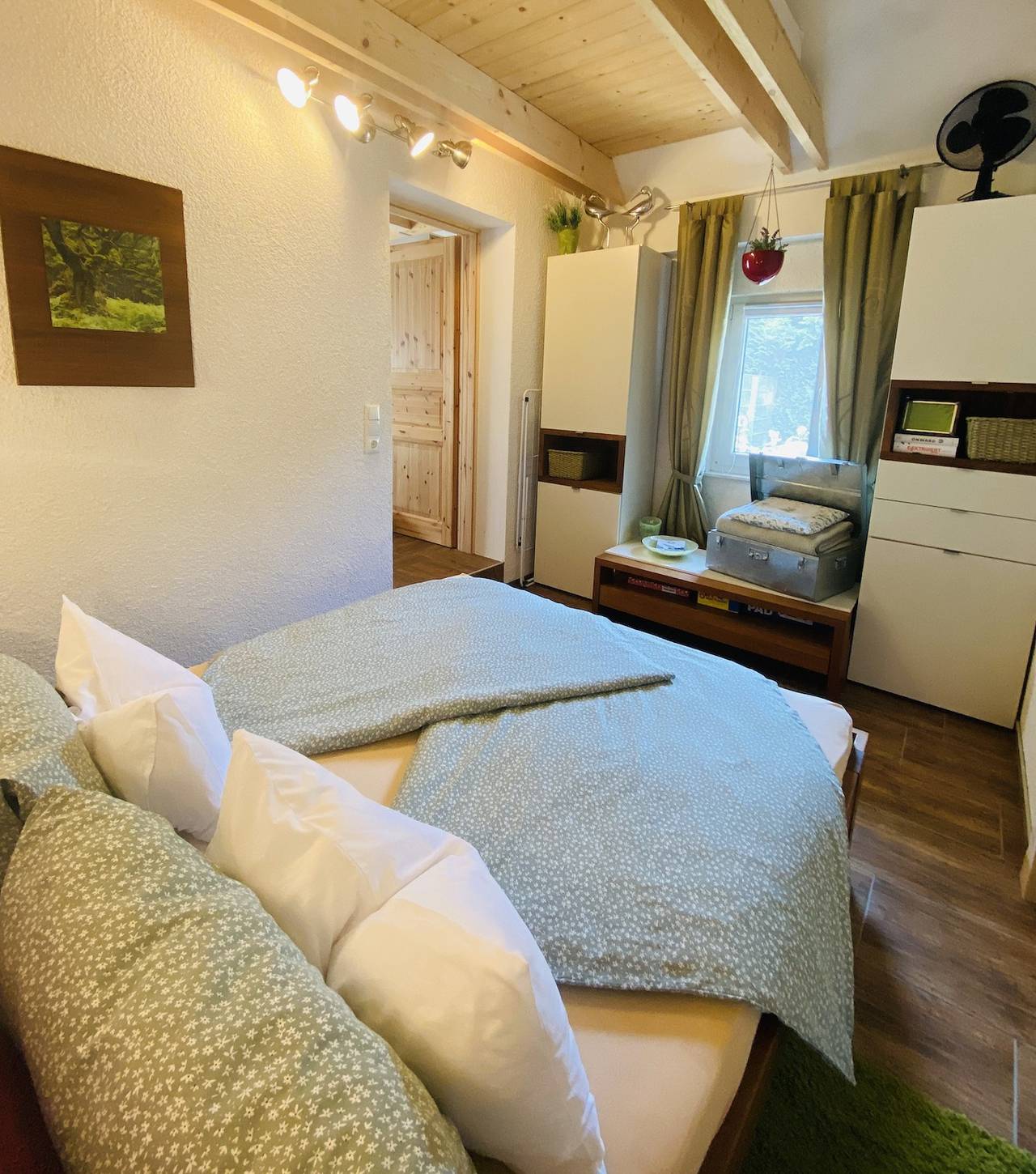 Apartamento entero, Apartamento 'Klein Trebbow' con terraza privada, jardín privado y Wi-Fi in Neustrelitz, Mecklenburg-Strelitz