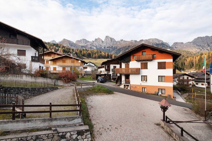 Entire apartment, Apartment 'Residence Malibu Appartamento 9' with Mountain View and Wi-Fi in Falcade, Dolomiti Superski