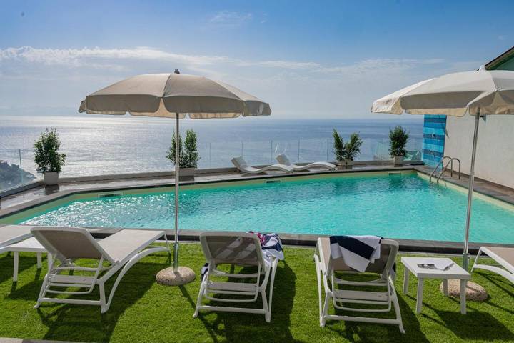 Villa voor 8 personen, with uitzicht and terras as well as zwembad in Taormina