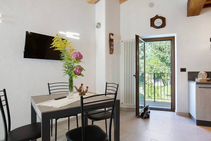 Entire apartment, Studio Apartment 'Appartamento 2' with Mountain View, Balcony and Wi-Fi in Comune di Sarre, Wallisian Alps