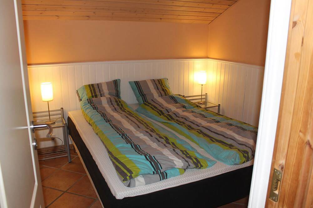 Cottage for 12 people in 6 rooms, all appliances and sauna. Enclosed garden in Nykøbing Sjælland, Nordwestseeland