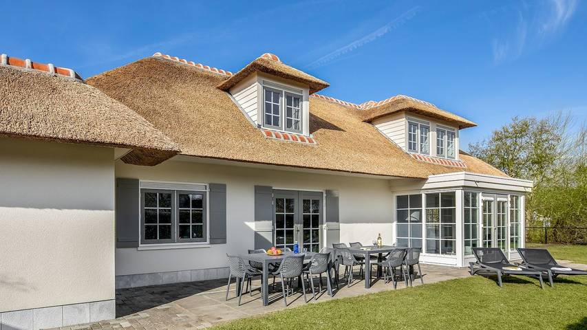 Vakantiehuis voor 16 personen, with tuin and zwembad as well as terras and sauna in Domburg