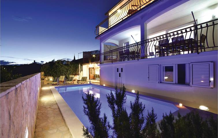 Charmante 2-Zimmer-Wohnung mit Pool und Terrasse, 600 m vom Strand Uvala Bočići entfernt in Okrug Gornji, Ciovo