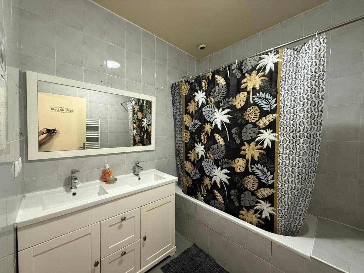 Face à la gare - Chambre 2 in Roanne, Région de Roanne