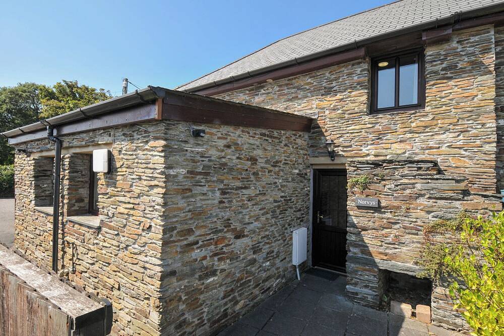 Norvys, pet friendly, country holiday cottage in Bossiney in Tintagel, Pentire Point - Widemouth