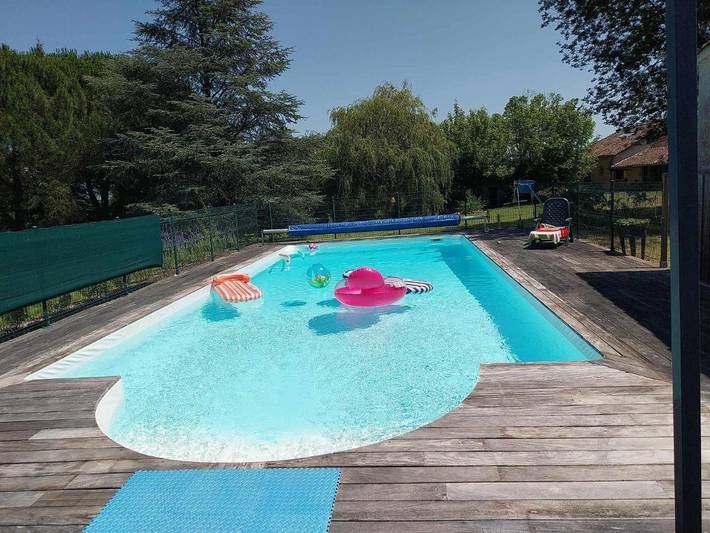 Location de vacances pour 2 personnes, avec Terrasse et Jardin ainsi que Piscine et Vue à Monfaucon