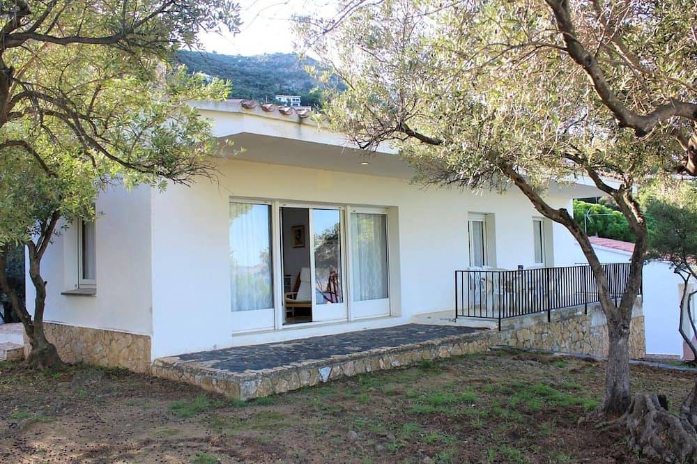 Family home with garden and sea view in Llançà in Llanca, Upper Empordà