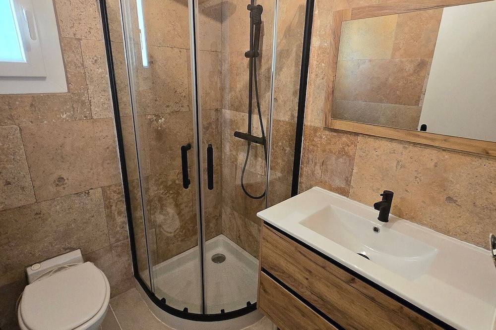 Villa 'House 20' with Shared Pool, Wi-Fi and Air Conditioning in Auriol, Marseille region